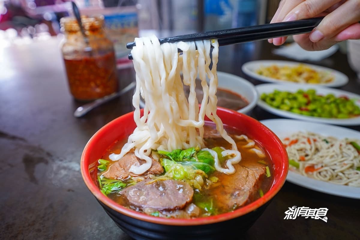 超狂小菜山任你拿！台中人氣眷村麵想吃先排隊，現擀蔥油餅外酥內Ｑ也必嘗