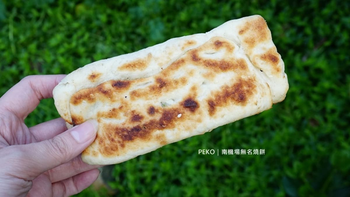 長燒餅裡包的是三星蔥，口感十分有嚼勁，愈嚼愈香。（圖片來源：PEKO の Simple Life）