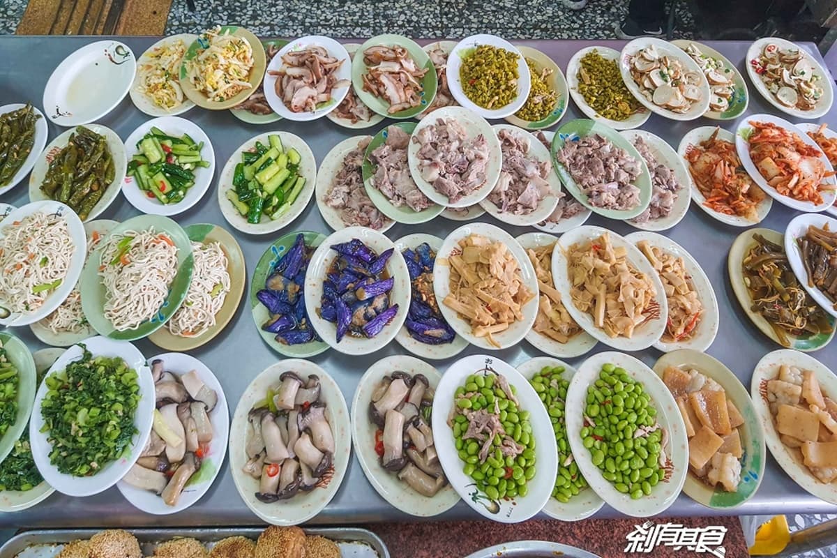 超狂小菜山任你拿！台中人氣眷村麵想吃先排隊，現擀蔥油餅外酥內Ｑ也必嘗