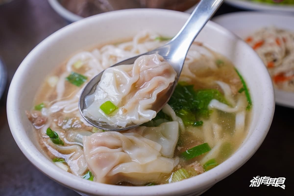 超狂小菜山任你拿！台中人氣眷村麵想吃先排隊，現擀蔥油餅外酥內Ｑ也必嘗