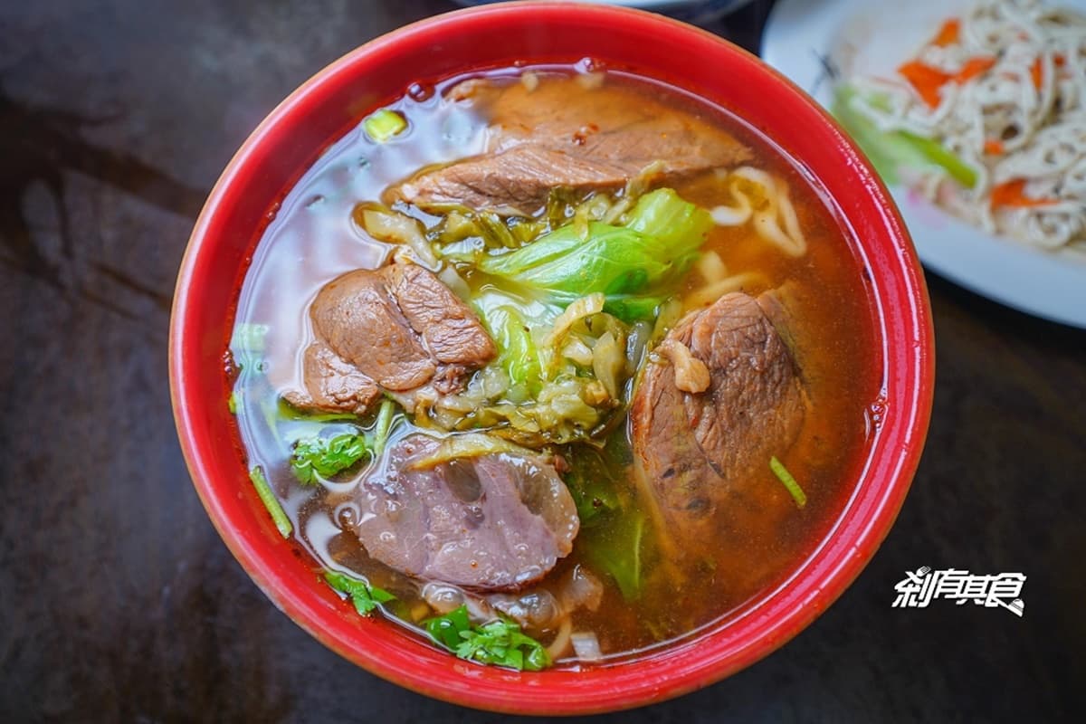 超狂小菜山任你拿！台中人氣眷村麵想吃先排隊，現擀蔥油餅外酥內Ｑ也必嘗