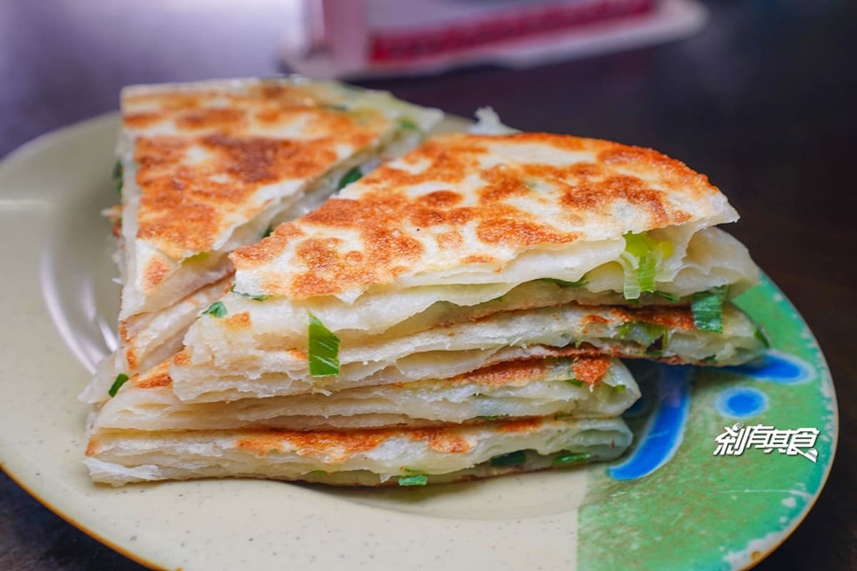 超狂小菜山任你拿！台中人氣眷村麵想吃先排隊，現擀蔥油餅外酥內Ｑ也必嘗