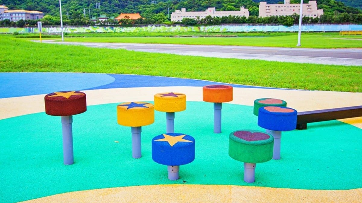 平衡木和跳樁可以培養孩子們的平衡感。（圖片來源：史努比遊樂園）
