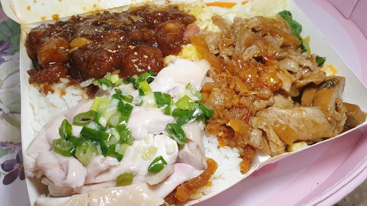 蜜汁雞塊、韓式燒肉、水晶雞三拼也是不錯的選擇，重口味會喜歡。（圖片來源：米寶麻幸福滿載）