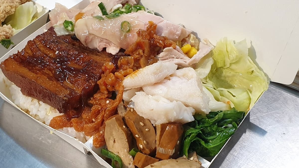 招牌的水晶雞一定要點，搭爌肉及鮮魚超好吃。（圖片來源：米寶麻幸福滿載）