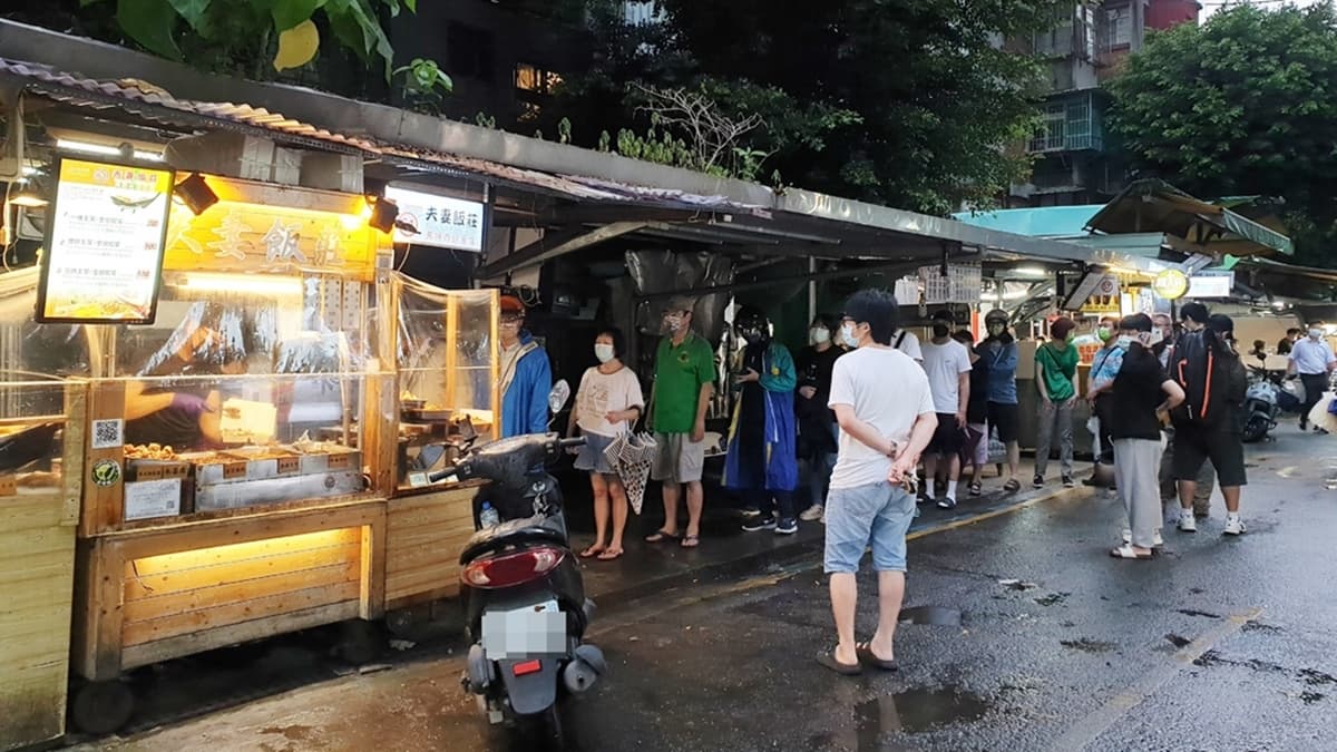 「夫妻飯莊」位於南機場夜市內，是相當熱門的店家。（圖片來源：米寶麻幸福滿載）