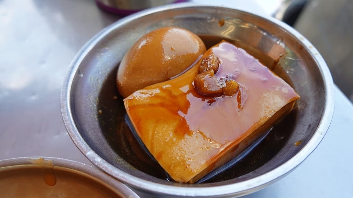 以滷肉滷汁熬煮的豆腐與滷蛋，也是美味的小菜。（圖片來源：SHINYBAN‘s Life / 甩尼班）