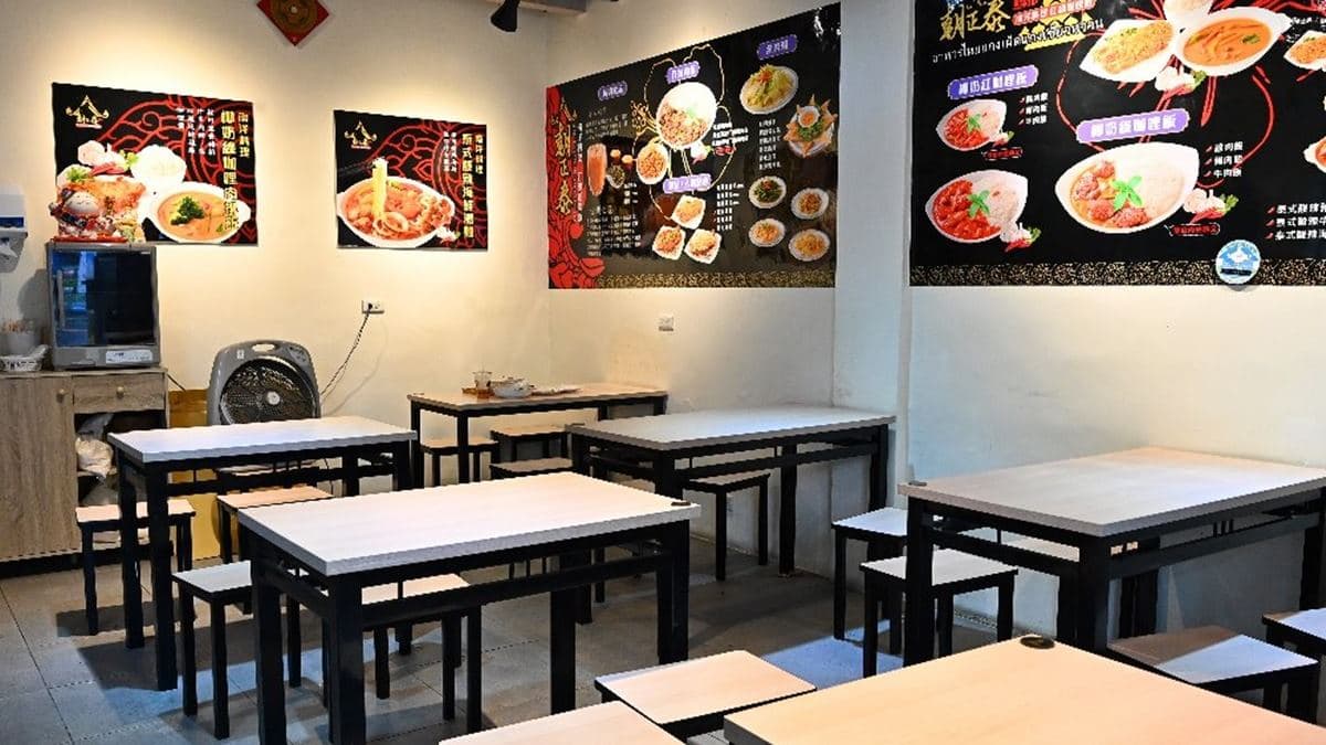 用餐空間寬敞舒適，燈光明亮，座位數多，環境乾淨整齊。（圖片來源：糖糖's享食生活）