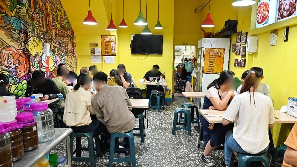 店內座位以４人桌為主，彩繪牆搭配鵝黃色牆面，帶點活潑的氛圍。（圖片來源：糖糖's享食生活）