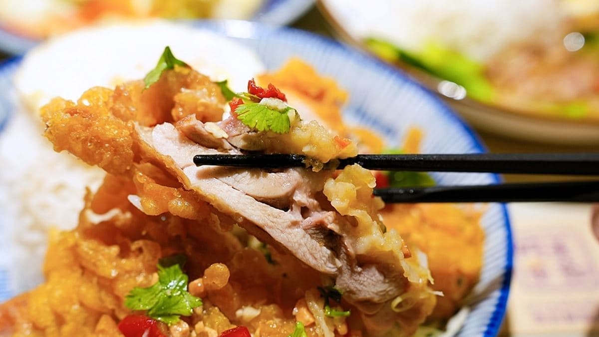 酥脆的椒麻雞搭配泰國米一起品嘗，吃起來特別香。（圖片來源：瑋瑋美食萬歲）