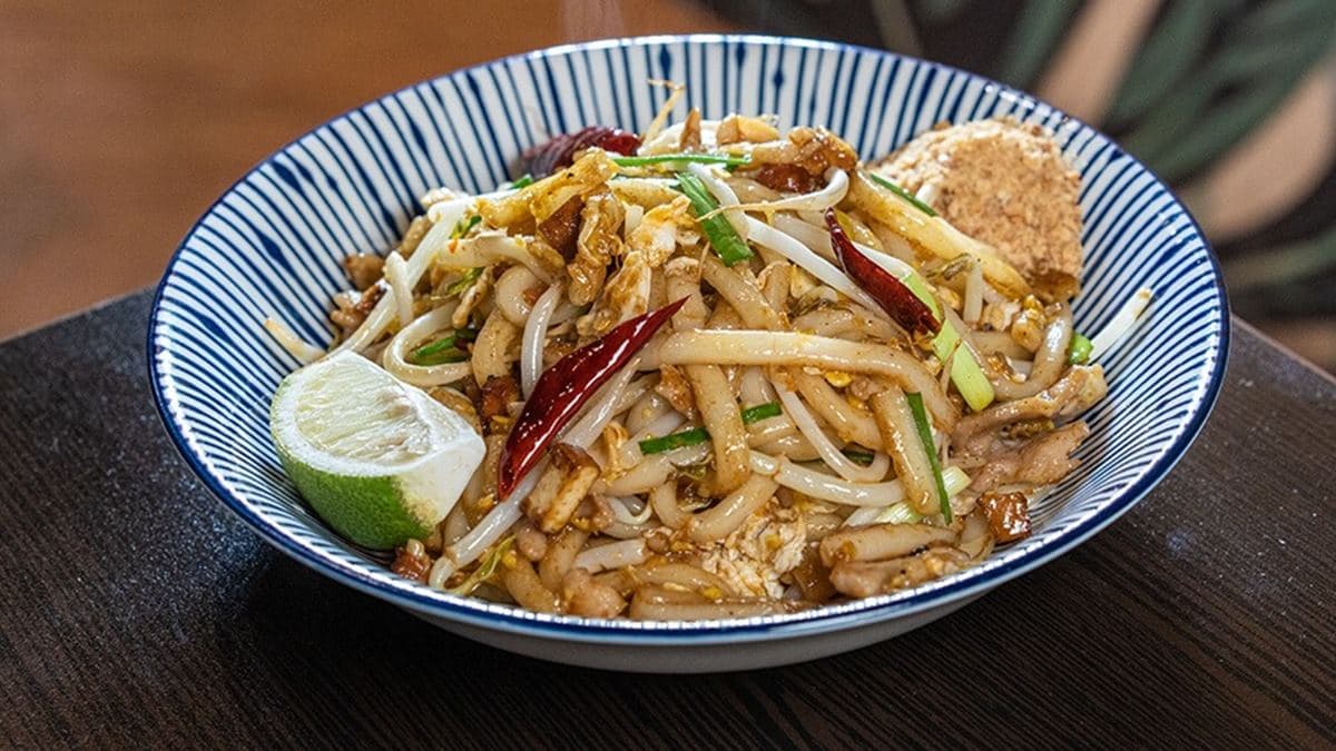 芭泰炒烏龍經過大火快炒，口感Ｑ彈有嚼勁，吃起來香醇夠味。（圖片來源：虎麗笑嗨嗨）