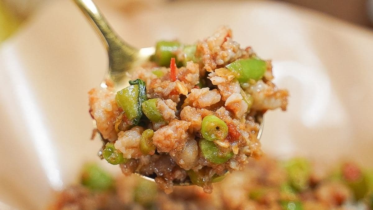打拋肉算很辣，加上四季豆增添口感，讓人一口接一口吃不停。（圖片來源：跟著尼力吃喝玩樂）