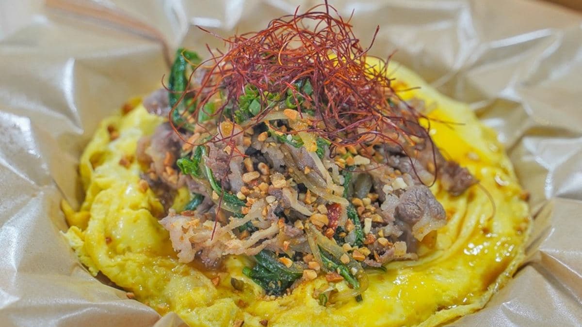「滑蛋銷魂牛逼飯」由牛肉搭配九層塔、辛香料、花生顆粒爆香過，更具層次。（圖片來源：跟著尼力吃喝玩樂）