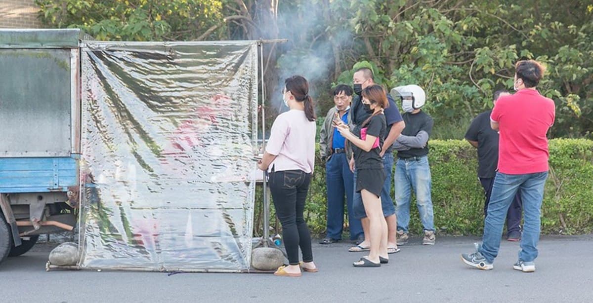１天只賣３小時！IG超夯「神祕香腸攤」未營業就排爆，沒先預訂小心等到腿軟