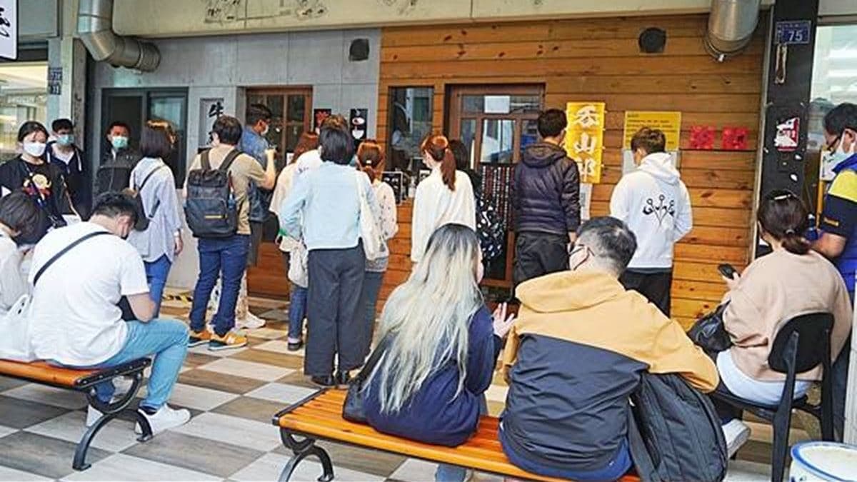 「吞山郎二郎風拉麵專賣店」位在台中三民路三段上。（圖片來源：別讓一姐不開心）