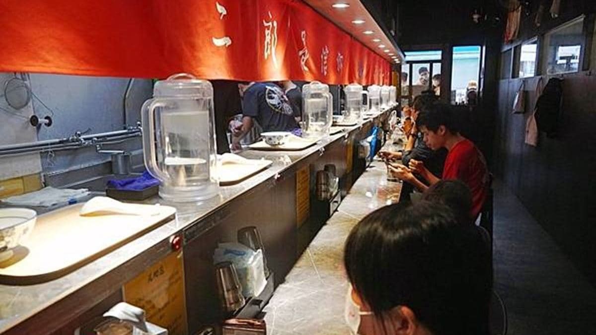 內用的座位都是吧檯區，總共有13個座位。（圖片來源：別讓一姐不開心）
