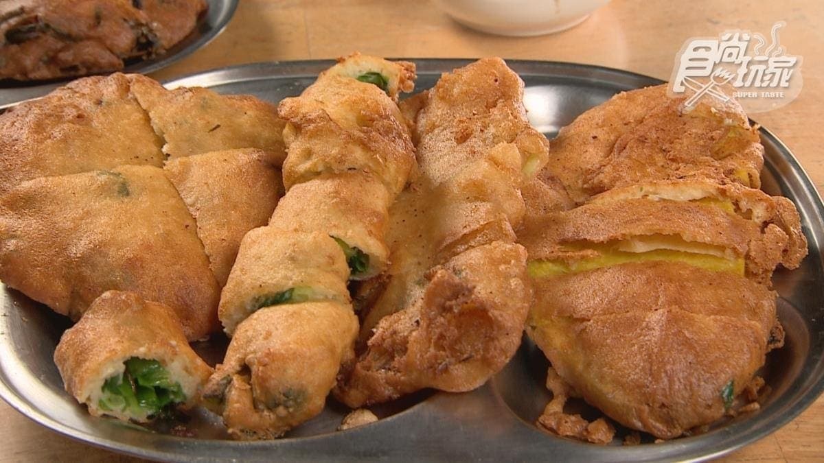 店裡販售蚵嗲、米糕、蘿蔔糕、炸豆腐等炸物。