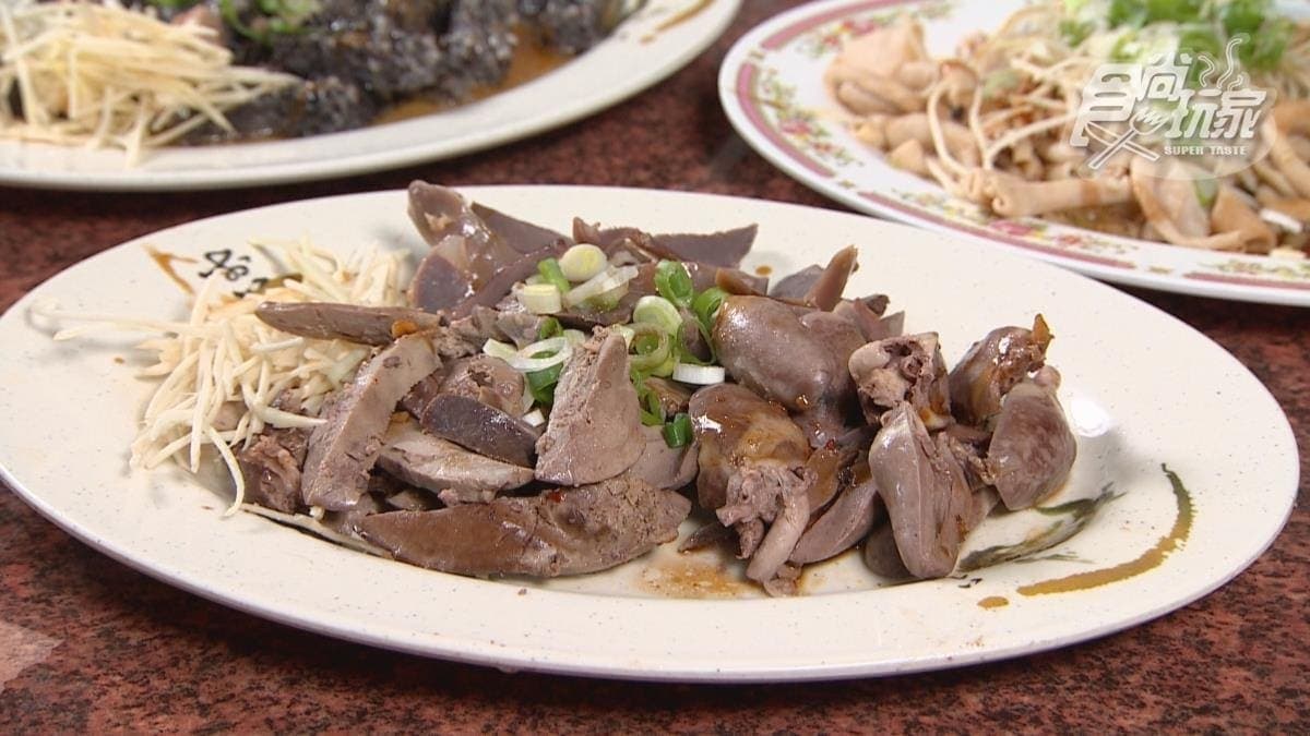 店裡的鵝心、鵝肝、鵝胗等小菜，都是必點品項。