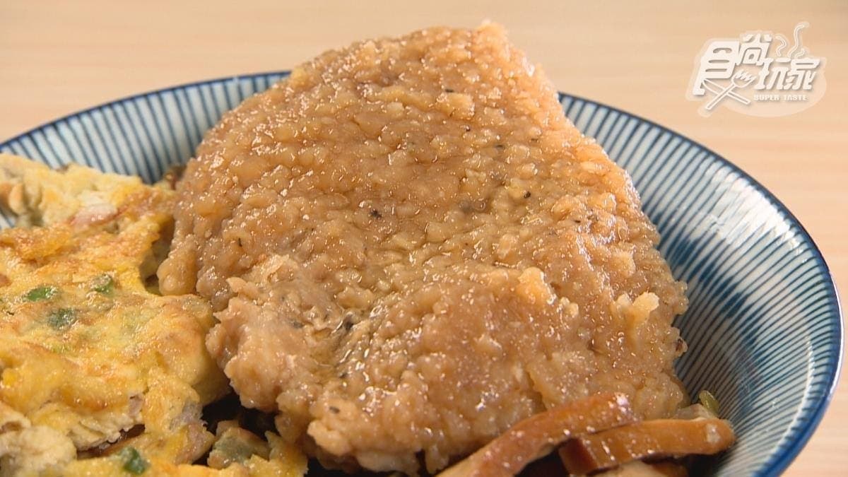 排骨炸過的外皮吸滿滷汁，肉質也很扎實。