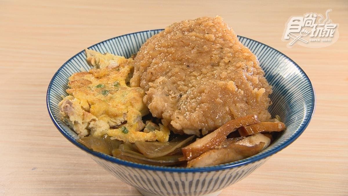 排骨飯吃得到大片的排骨和菜脯蛋。