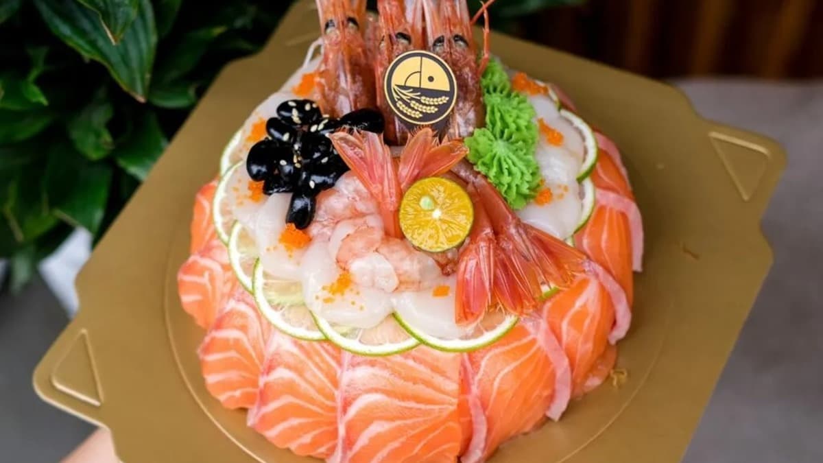 擁有超浮誇視覺的「鮭魚刺身蛋糕」，吃得到鮭魚鮮美的油脂香氣。（圖片來源：肉依小姐吃什麼）