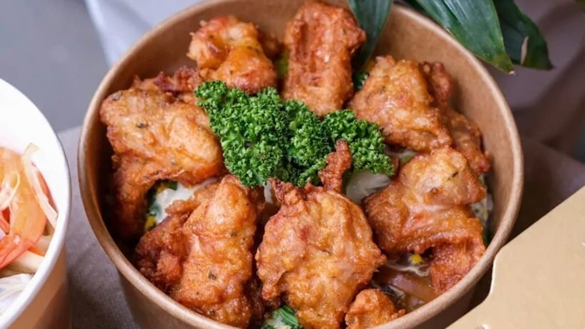 「唐揚炸雞丼飯」擁有金黃油亮的誘人色澤，鹹鹹甜甜相當唰嘴。（圖片來源：肉依小姐吃什麼）