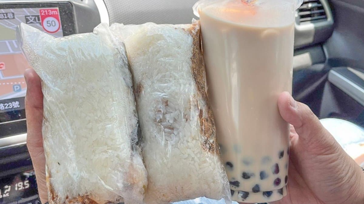 和手搖杯比一比，就知道他們家飯糰到底有多巨！。（圖片來源：跟著尼力吃喝玩樂）