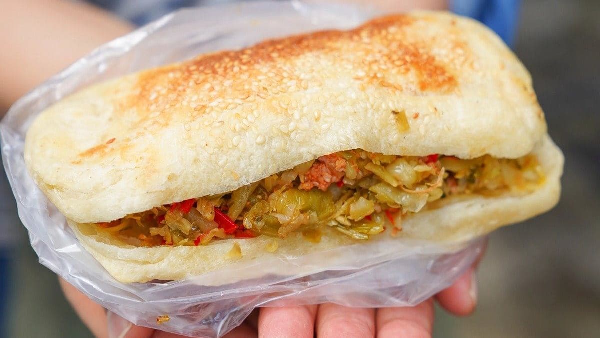 來美紅豆漿必吃的招牌就是燒餅夾酸菜。（圖片來源：美食好芃友）