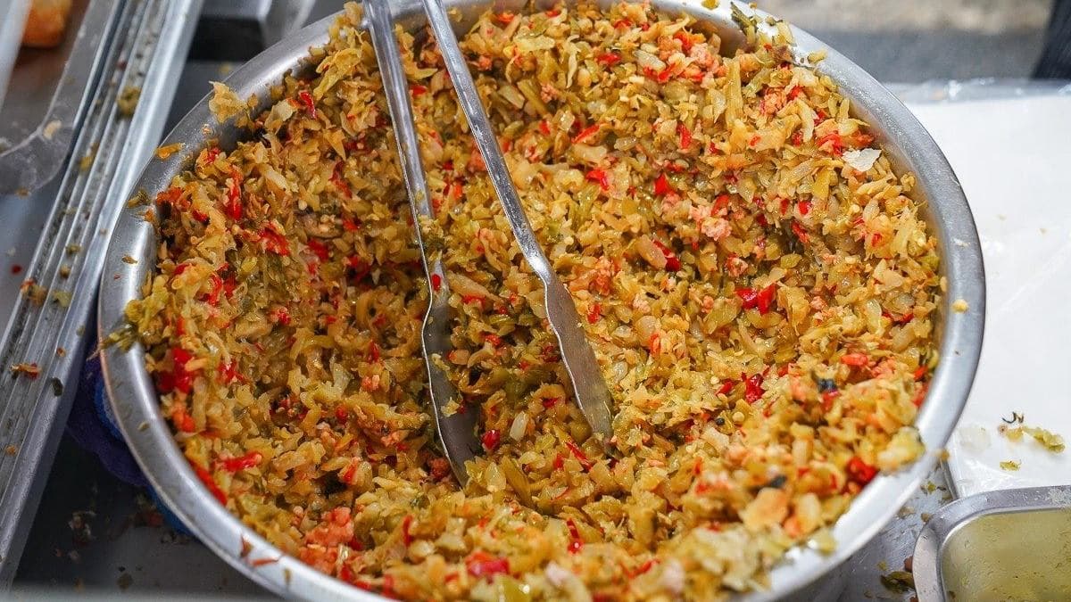 店家自製的美紅酸菜更是不能錯過靈魂關鍵。（圖片來源：美食好芃友）