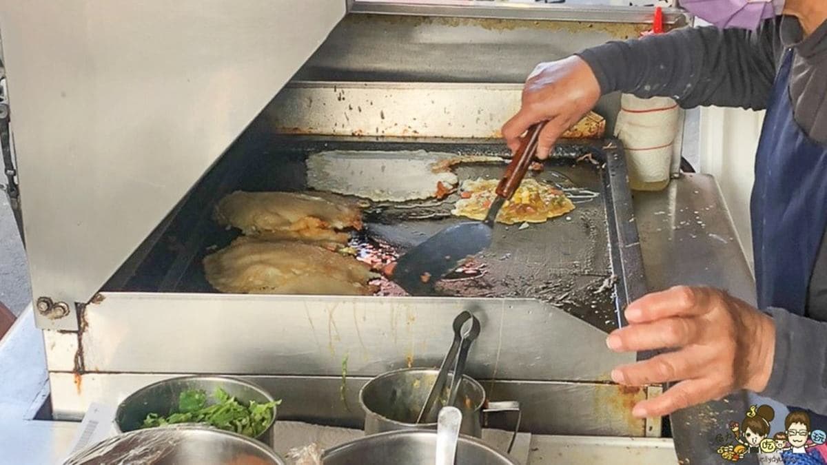 餐點主打古早味麵糊蛋餅、蛋餅飯、飯糰。（圖片來源：跟著尼力吃喝玩樂）