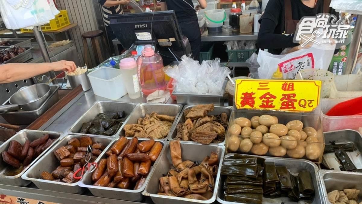 各式滷味價格都清楚標示在攤前的牌子上。