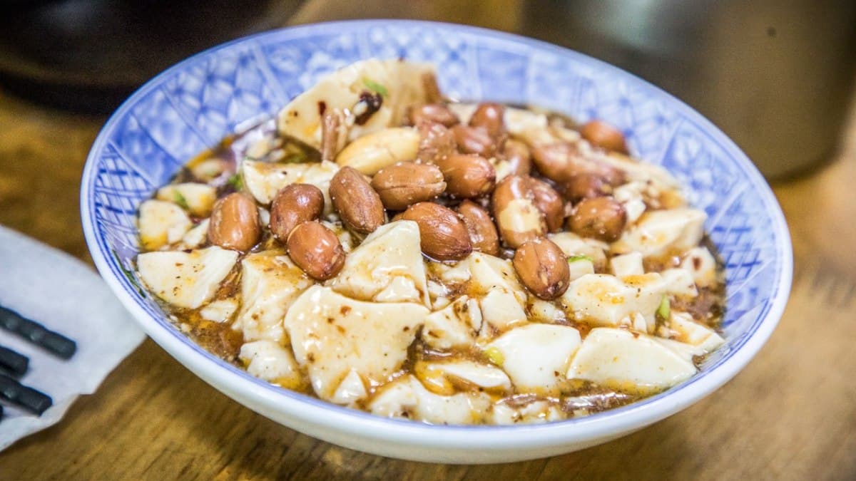 「酸辣豆腐」裡頭吃得到香脆油花生，微辣開胃好吃。（圖片來源：大手牽小手玩樂趣）