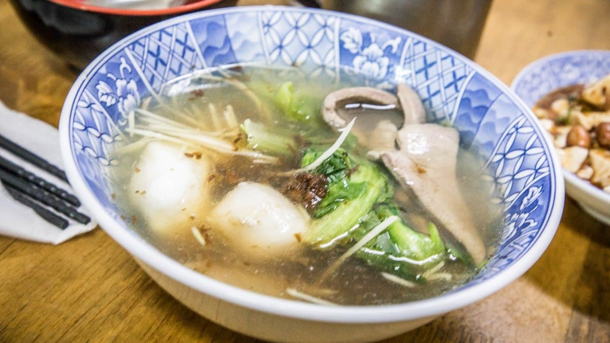 「綜合湯」配料真的超多，有豬肝、餛飩、貢丸和半熟蛋。（圖片來源：大手牽小手玩樂趣）