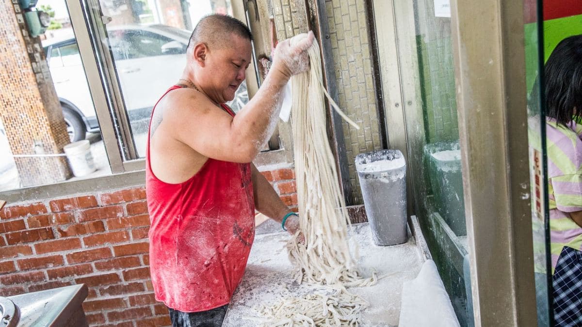 麵條都是老闆現擀的，擀好的麵條就直接下鍋料理。（圖片來源：大手牽小手玩樂趣）