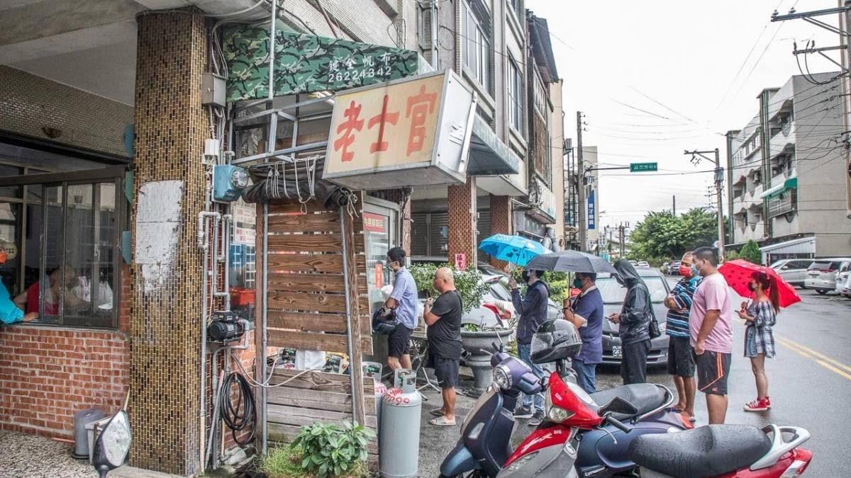 「老士官擀麵」位於清水區鎮南街上，很受在地人喜愛。（圖片來源：大手牽小手玩樂趣）