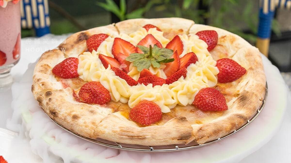 「濃情卡士達草莓Pizza」是師傅自製比例麵糰手工現桿現做。（圖片來源：虎麗笑嗨嗨）