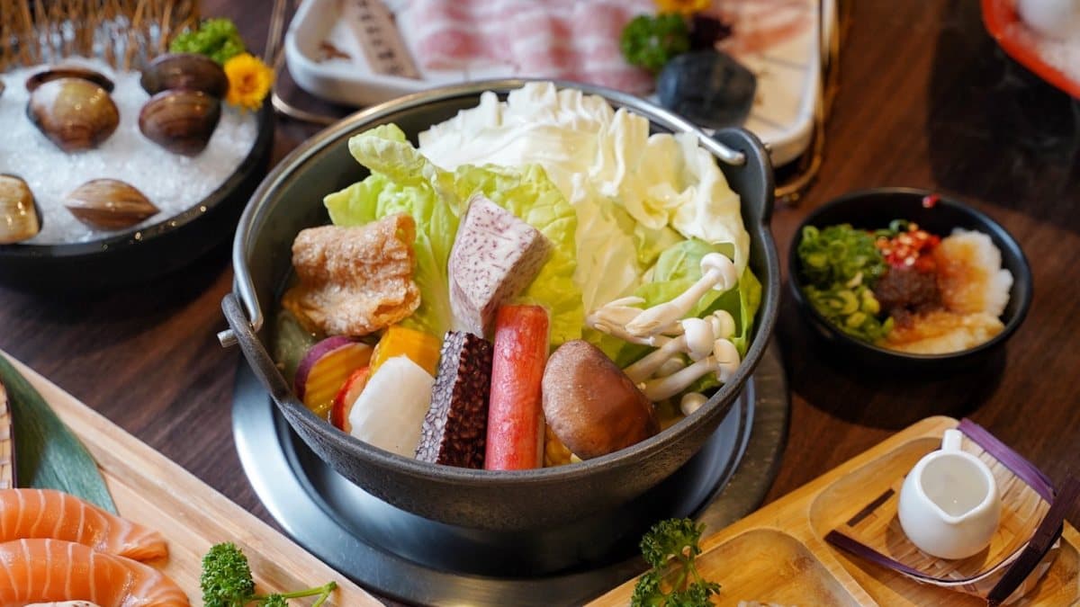 菜盤提供各式新鮮時蔬之外，也有些許火鍋配料。（圖片來源：阿華田的美食日記）