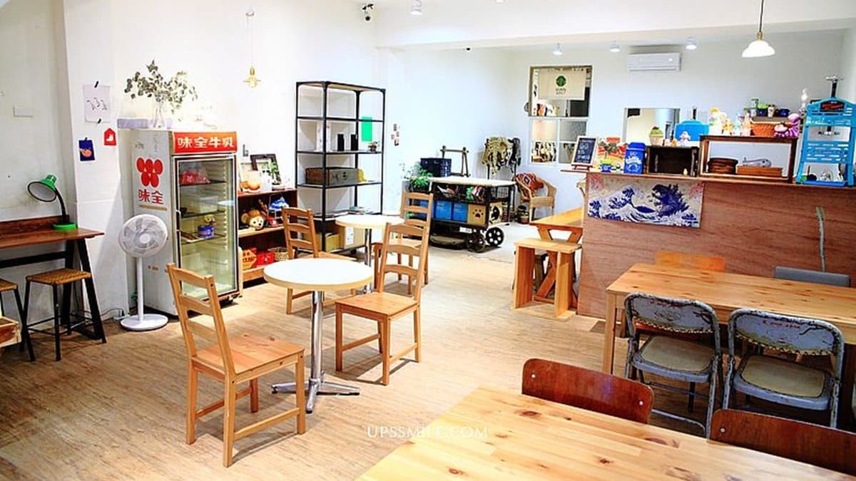 店內大量使用木頭桌椅，創造溫馨日式風的小店。（圖片來源：Upssmile向上的微笑萍子）