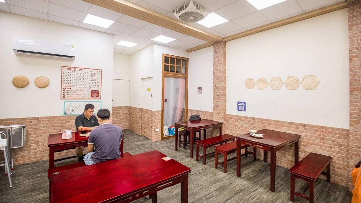 用餐環境相當寬敞舒適，採用木桌、板凳與紅磚裝飾，有著古早懷舊復古風情。（圖片來源：大手牽小手玩樂趣）