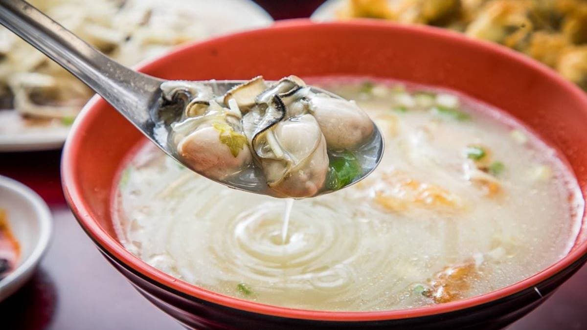 全台唯一的純白「炸彈鮮蚵湯」像極了日本豚骨拉麵，裡面有超多大顆鮮蚵。（圖片來源：大手牽小手玩樂趣）