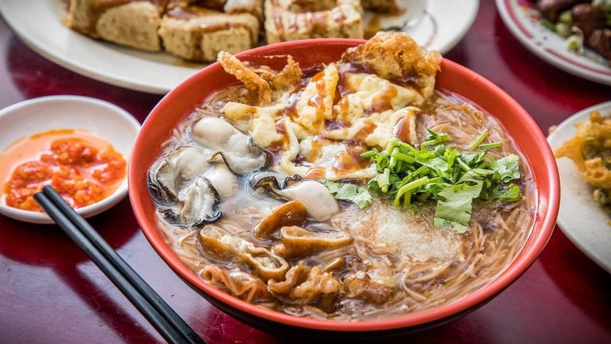 「招牌銷魂綜合麵線」有超大顆的鮮蚵、滷大腸外加錦上添花的銷魂蛋。（圖片來源：大手牽小手玩樂趣）