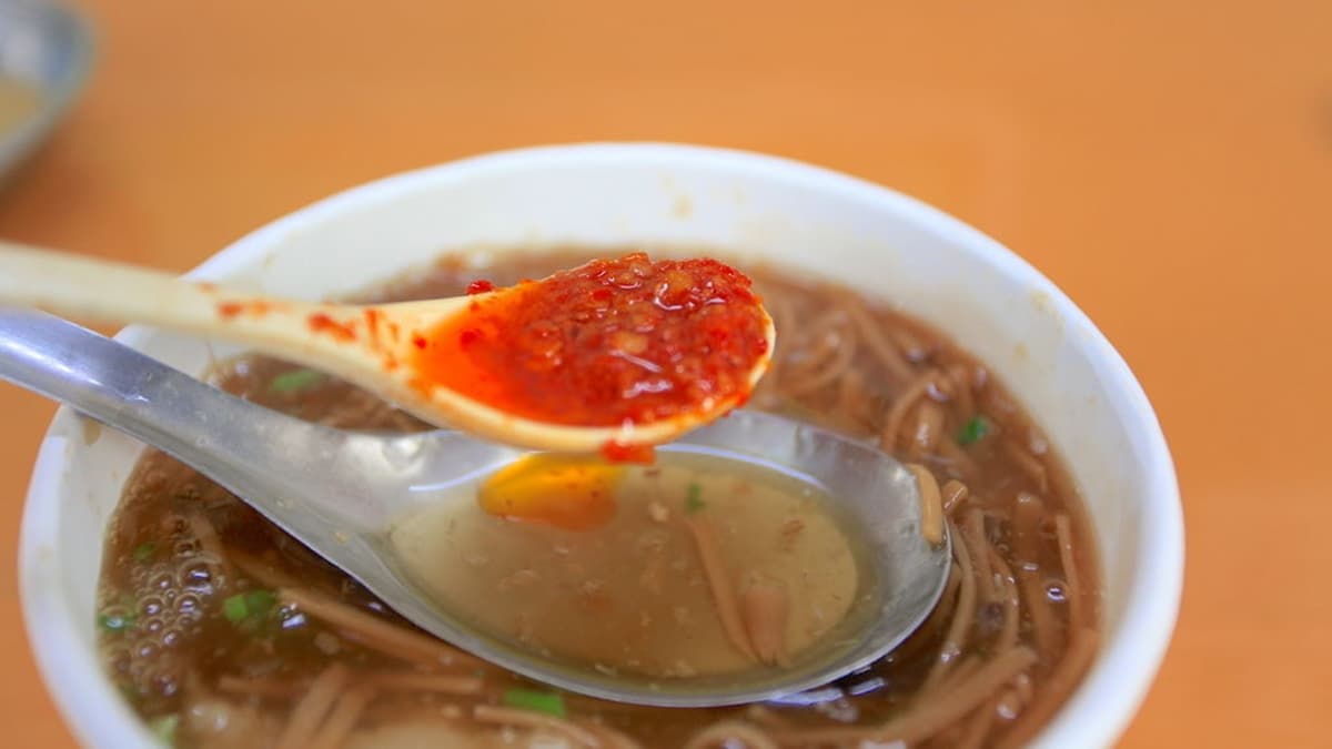 很推薦肉羹添加店家的辣椒醬。（圖片來源：樂天小高の美食之旅）