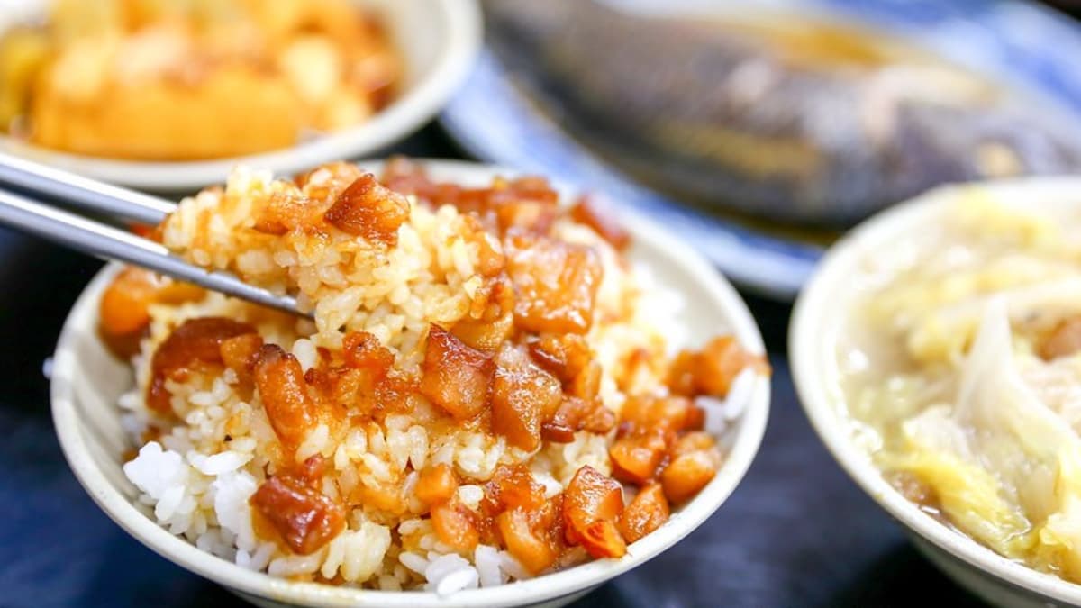 滷汁幾乎是焦糖色，白飯煮得粒粒分明也是好吃的主因。（圖片來源：陳小可的吃喝玩樂）