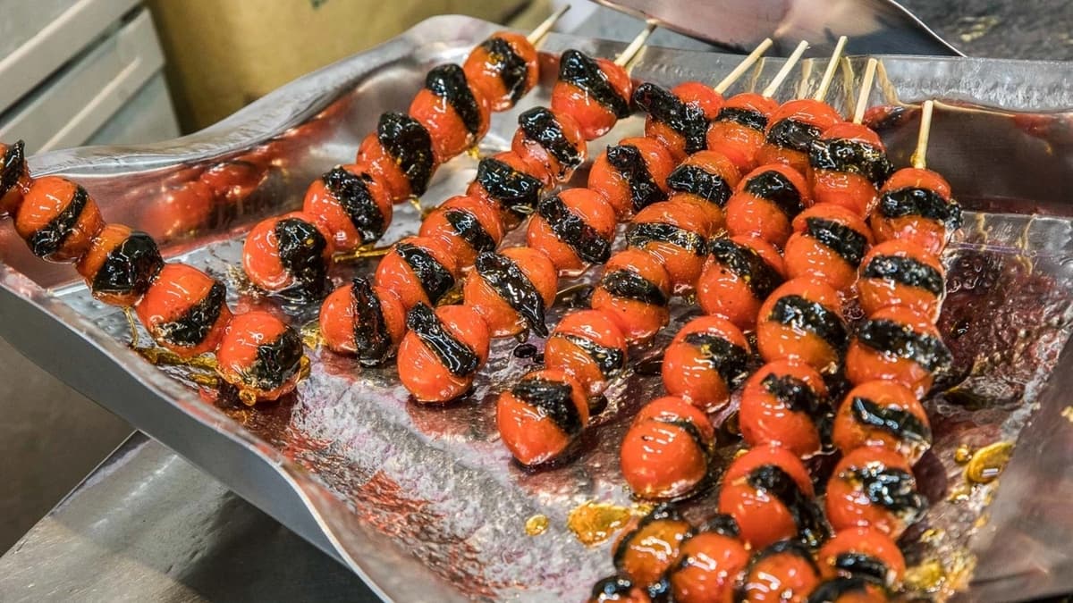 「番茄夾蜜餞」使用聖女小番茄，再搭上酸甜的蜜餞超好吃。（圖片來源：大手牽小手玩樂趣）
