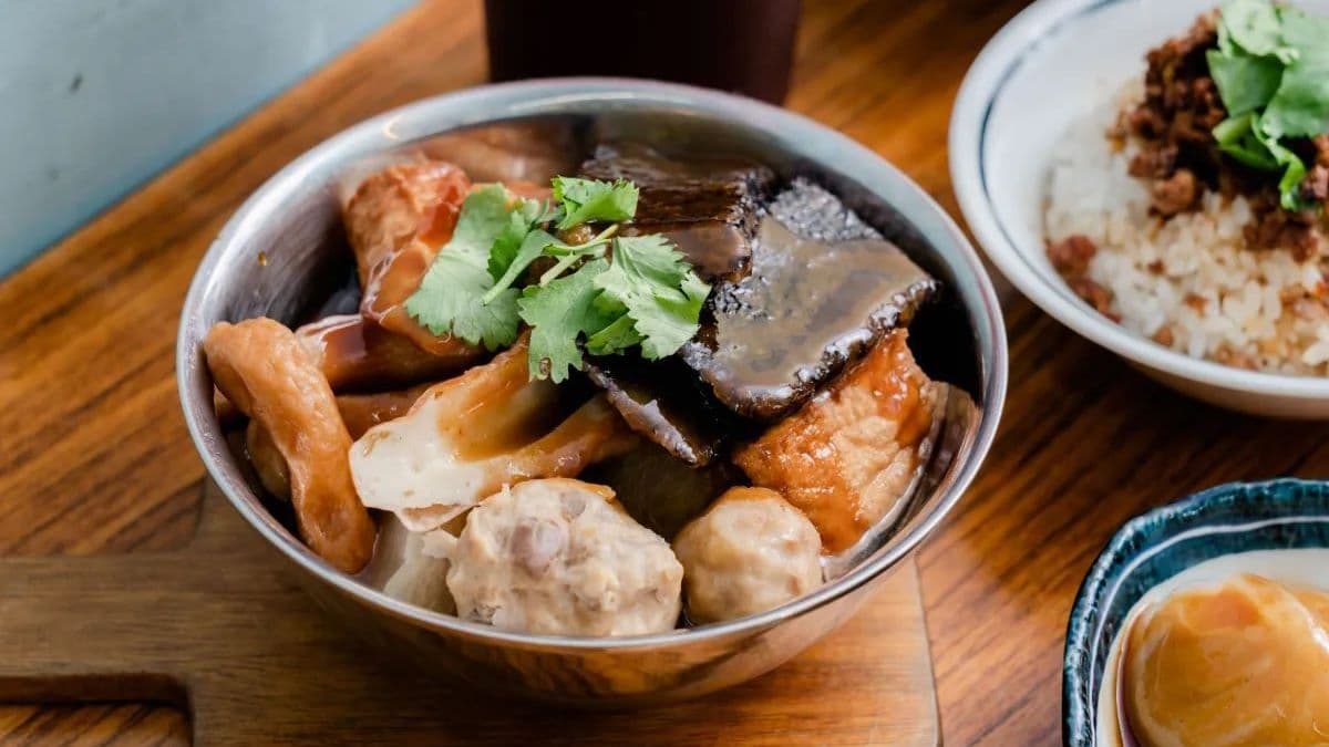 大碗招牌甜不辣有整碗滿滿的配料，CP值很高。（圖片來源：我不是黃臉婆，我是韓國黃太太。）