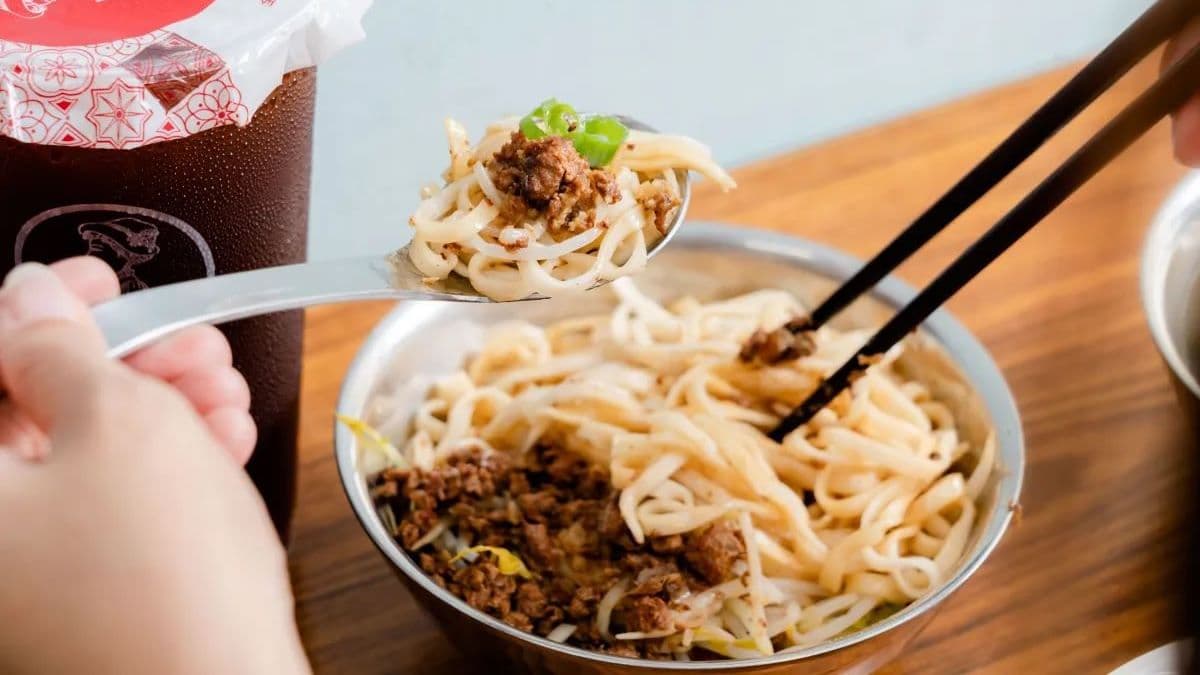 超大碗的「古早味手炒肉燥乾麵」從肉燥到麵條都相當不隨便。（圖片來源：我不是黃臉婆，我是韓國黃太太。）