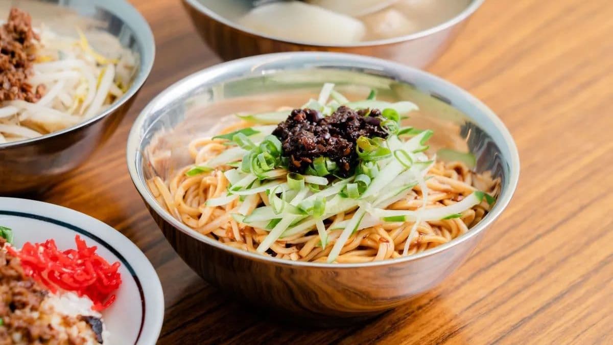 嗜辣者必點川辣麵，店家自製的川辣醬超對味！（圖片來源：我不是黃臉婆，我是韓國黃太太。）
