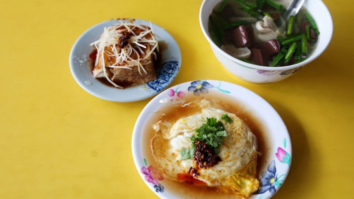 加蛋的台南煎粿、油豆腐以及大腸豬血湯，是整套的經典組合。（圖片來源：ifunny 艾方妮的遊樂場）