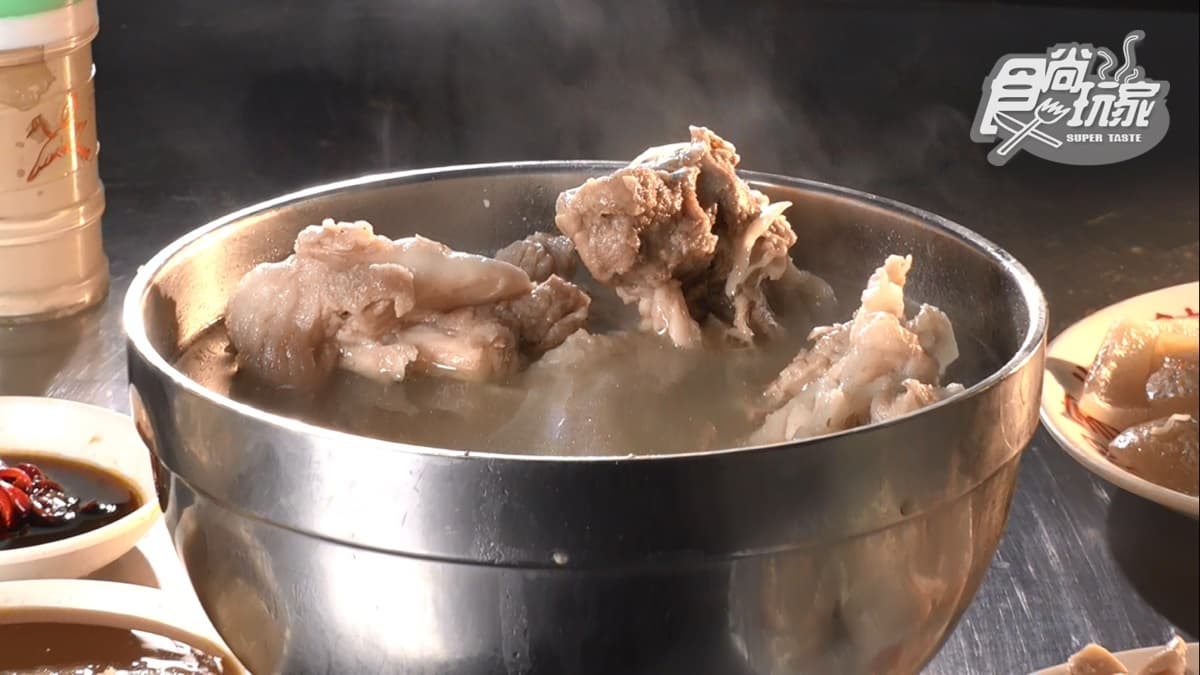 「綜合湯」乳白色的湯頭喝起來很甘甜。