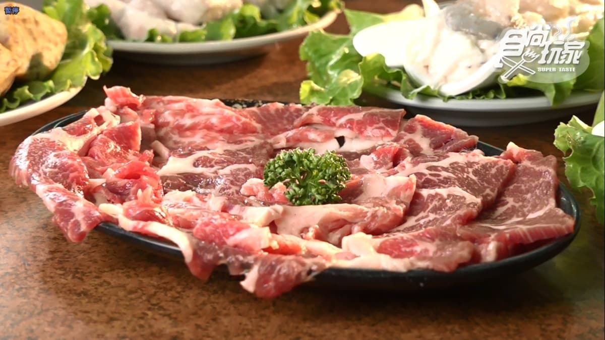 火鍋食材推薦「頂級雪花牛」，肉品採用現宰的溫體牛。